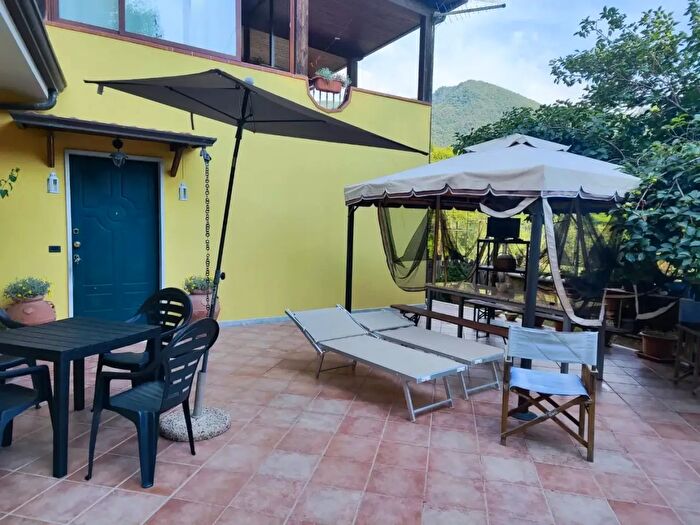 Casa quadrilocale in vendita in Carrara