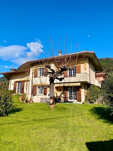Casa con 7 locali in vendita in Pietrasanta