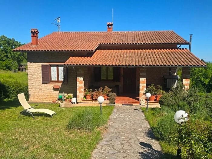 Casa con 8 locali in vendita in Piazza SantAntonio, Baschi