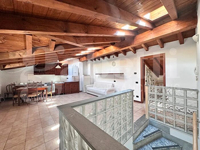 Appartamento trilocale in vendita in Via Santa Valeria, Rezzago