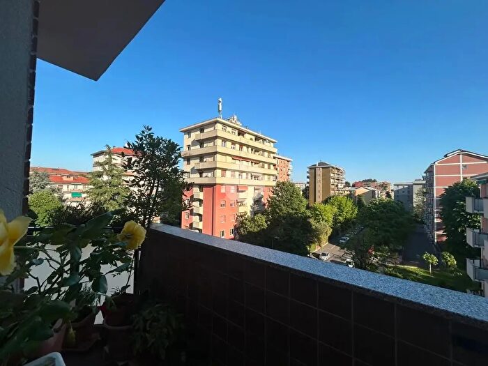 Appartamento trilocale in vendita in Via Capinera, Milano