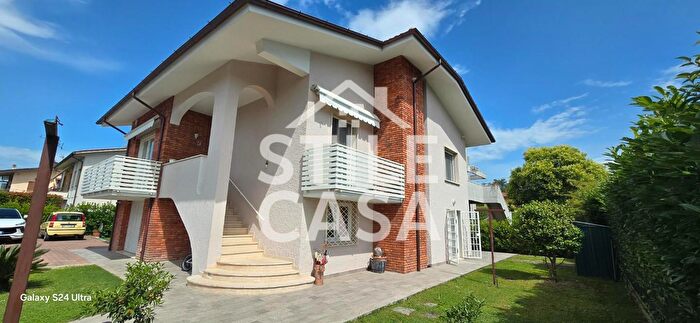 Casa con 9 locali in vendita in Ponte Buggianese