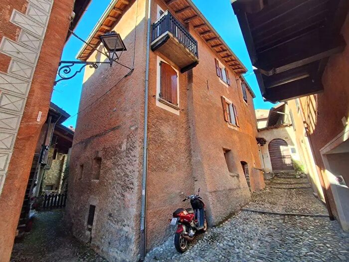 Casa con 5 locali in vendita in Via Carlo Galbiati, Grandola Ed Uniti