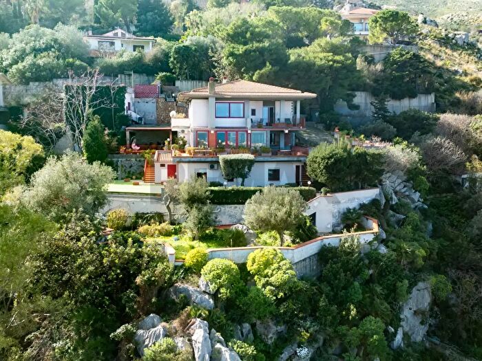 Casa con 9 locali in vendita in Via Piero della Francesca, Palermo