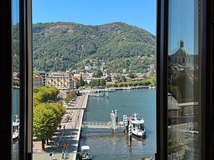 Appartamento trilocale in affitto in Piazza De Orchi, Como
