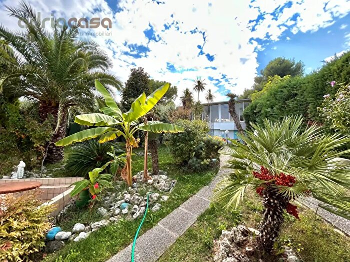 Appartamento con 6 locali in vendita in Via dei Pini, Riccione
