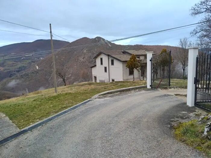 Casa con 20 locali in vendita in Cascia