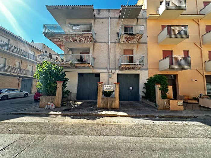 Casa con 11 locali in vendita in Via Nicolo Poeta Fontana, Castellammare Del Golfo