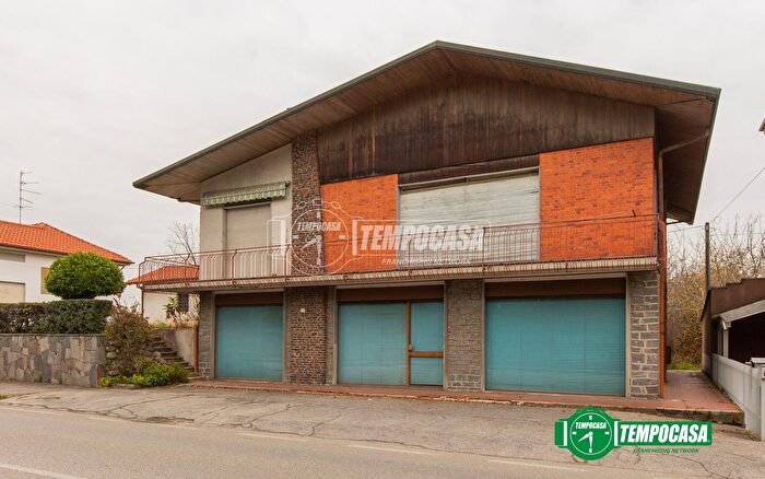 Casa trilocale in vendita in Via Novara, Oleggio