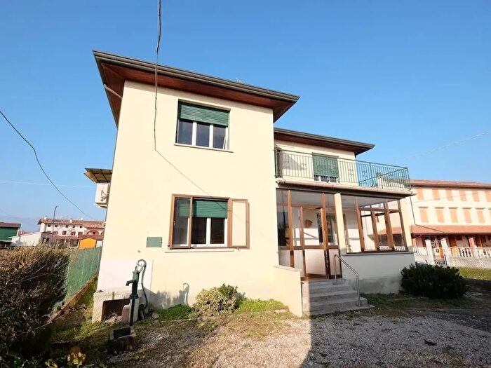 Casa con 5 locali in vendita in Cordenons