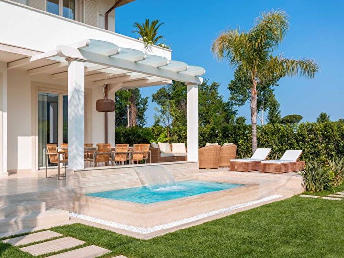 Casa con 6 locali in affitto in Via F Donati, Vittoria Apuana, Forte dei Marmi