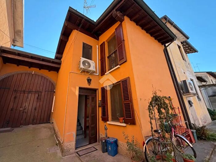 Casa bilocale in vendita in Via Mazzini, Verolanuova