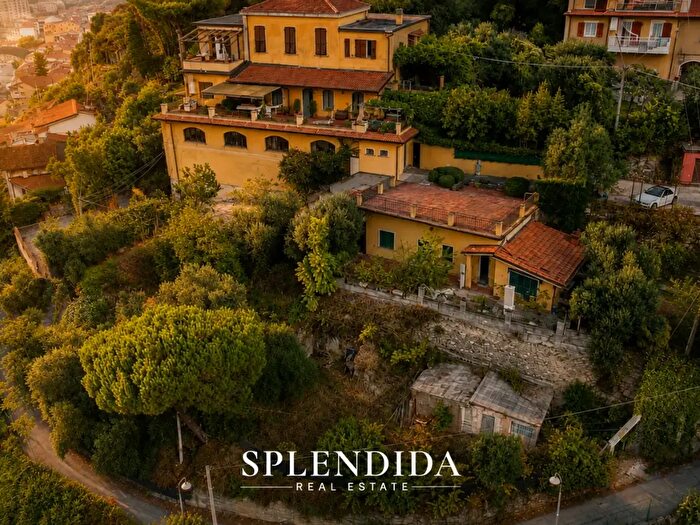 Casa con 9 locali in vendita in Massa