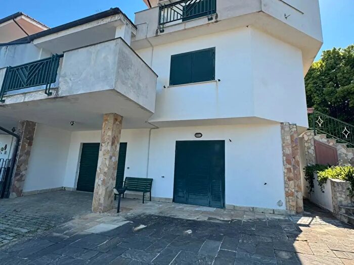 Casa con 10 locali in vendita in Via Alessandro Il Molosso Snc, Mendicino