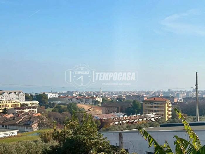 Casa con 8 locali in vendita in Strada Colle di Mezzo, Pescara