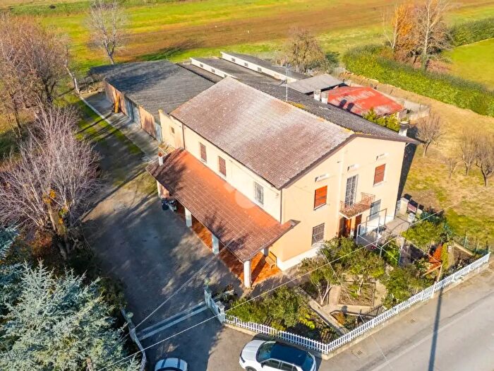 Casa con 8 locali in vendita in Via Tollara, Poviglio