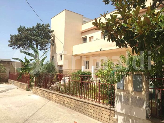 Casa con 10 locali in vendita in Via Garibaldi, Alezio