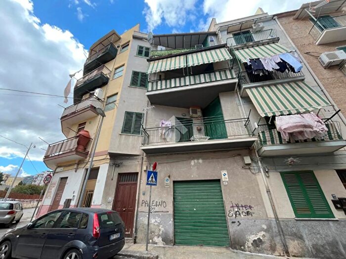 Appartamento trilocale in vendita in Via Salso, Palermo