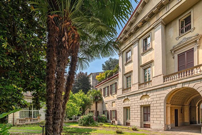 Appartamento con 15 locali in vendita in Via Alessandro Volta, Monza