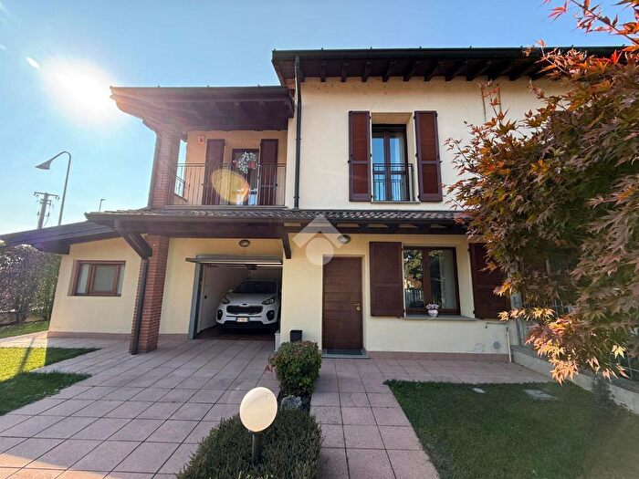 Casa quadrilocale in vendita in Via degli Aceri, Castelgerundo