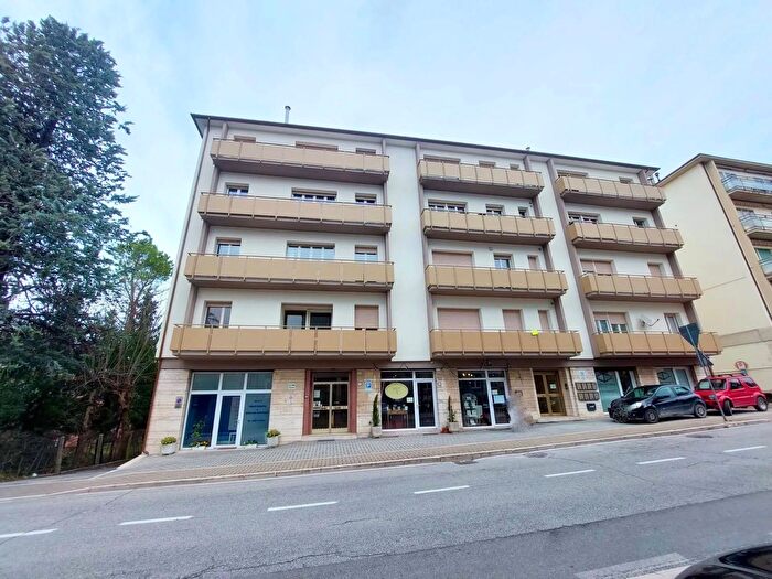 Appartamento con 11 locali in vendita in Via Serraloggia, Fabriano