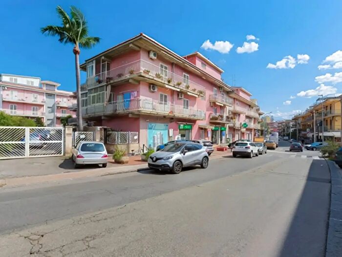 Appartamento trilocale in vendita in Via IV Novembre, Aci Catena