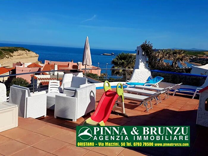 Casa con 8 locali in vendita in Cuglieri