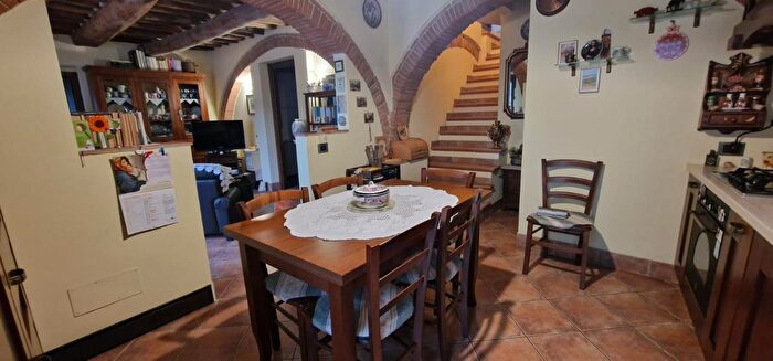 Casa con 8 locali in vendita in Carrara