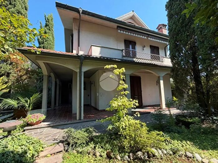 Casa con 7 locali in vendita in Cascina Novellana, Pessano Con Bornago