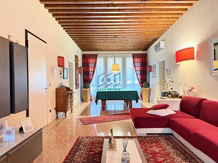 Appartamento quadrilocale in vendita in Via Roma, Oderzo