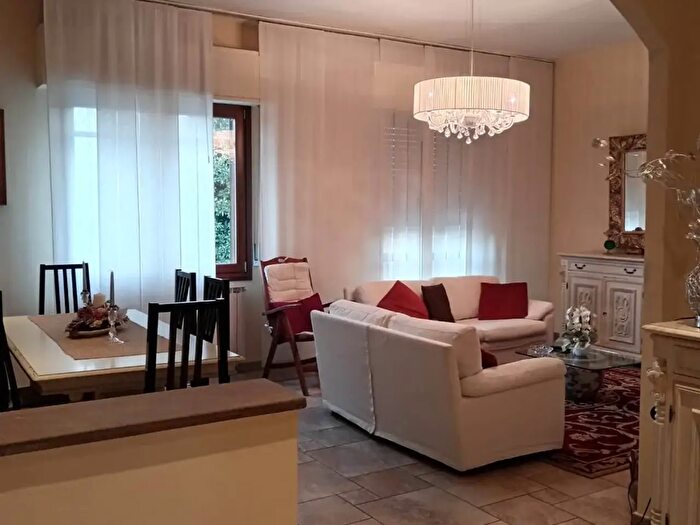 Appartamento con 6 locali in vendita in Quarrata