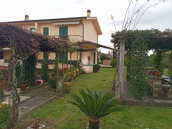 Casa quadrilocale in vendita in Via Piave, Lariano