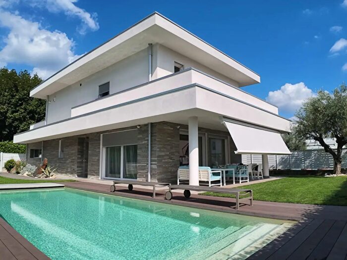 Casa quadrilocale in vendita in Viale Europa, Fenegro'