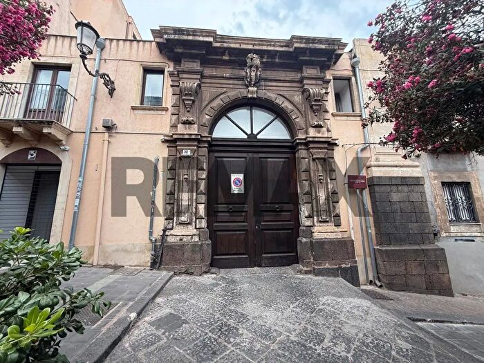Appartamento con 8 locali in vendita in Via Antonino di Sangiuliano, Catania