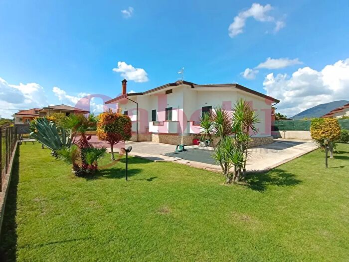 Casa con 9 locali in vendita in Via Truono, Telese