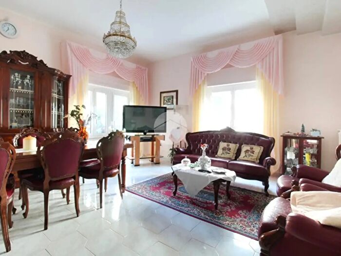 Appartamento trilocale in vendita in Via Sele, Pineto