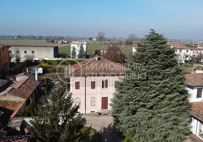 Casa con 10 locali in vendita in Via Cisa, Borgo Virgilio