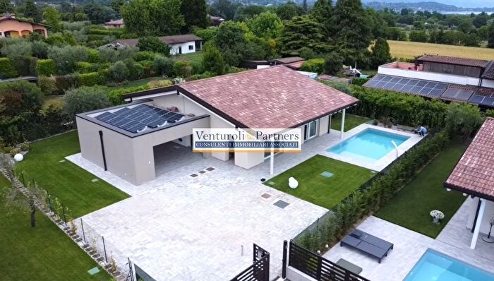 Casa quadrilocale in vendita in Via Quattro Novembre, Manerba Del Garda