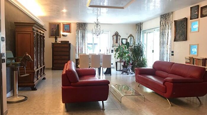 Casa con 10 locali in vendita in Fondi