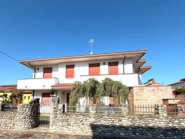 Casa con 12 locali in vendita in Via Roma, Pettorazza Grimani