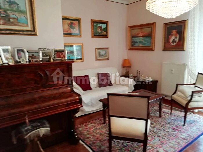 Appartamento con 5 locali in affitto in Via Agnesi, Modena