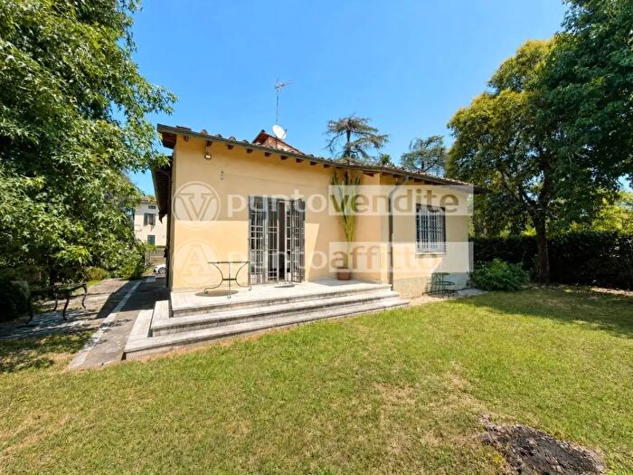 Casa con 10 locali in vendita in Le Giuseppe Giusti, Lucca
