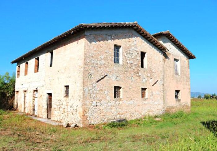 Casa con 6 locali in vendita in Via Budino, Foligno