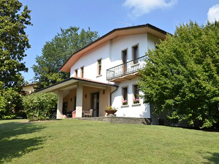 Casa con 8 locali in vendita in Via Lodorina, Erba