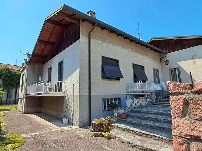 Casa con 6 locali in vendita in Casorezzo