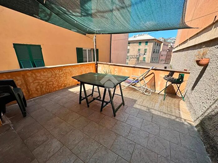 Appartamento con 5 locali in vendita in Vico Angelo Raffetto, Genova