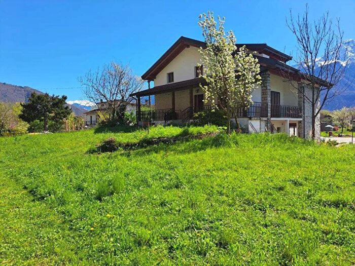 Casa con 11 locali in vendita in Via Poncione Regina, Sorico