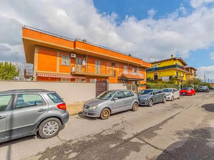 Appartamento bilocale in vendita in Via Tortorici, Roma