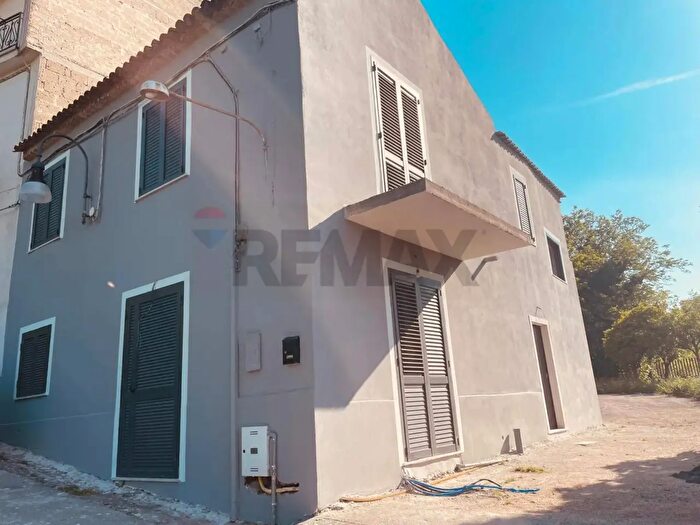 Casa con 8 locali in vendita in Solopaca