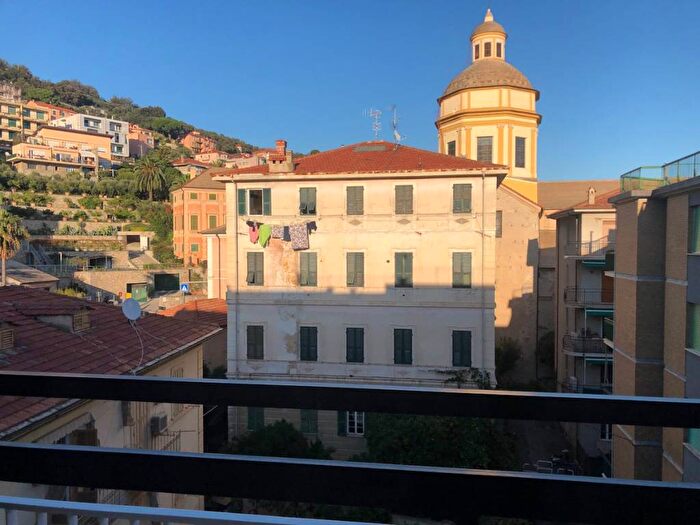 Appartamento quadrilocale in affitto in Via Bardineto, Centro, Finale Ligure